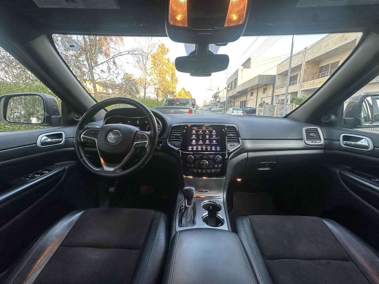 جيب جراند شيروكي 2020 I 4x2
نظافة عالية - بدون صبغ ﹶ بدون ايرباكك ضرر بسيط فقط باب الصندوق (مبدل بدون صبغ  و تكحيل بسيط جدا
 مواصفات مميزة:
شاشة Android + CarPlay Auto
تشغيل عن بعد
كشنات وستيرن تدفئة
كاميرا 
حساسات خلفية
توقف ذاتي للخلف في حالة وجود جسم
Auto Stop 
صندوق شفط

الجير يتحول Park ٳذا باب السايق مفتوح
نوافذ تقفل من الكنترول
٠ إضافات احترافية:
شوتة N&K (تعطي عزم و سرعة وإحساس (V8
دوسات كهربائية تفتم وتغلق تلقائيآﴼ مع الأبواب، وتقلغى بزر من الداخل
can Catch Oil (يحافظ على غرفة الاحتراق)
Spacers (تعطي عرض للإطارات، ثباتية أعلى، ومنظر
عنيف)
V جميع القطع المضافة اني مستوردة من أمريكا شخصي
السعر ٢٣٥ ورقة

للتواصل 
***********  واتس أو اتصال  
انا مكلف بالنشر فقط أربيل, العراق
