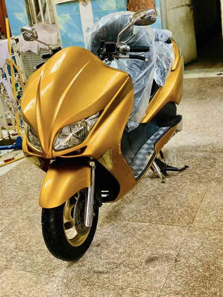 الهم صلي على محمد واله محمد 
فورزه هونداي كرستال  8/0 لون مميز ذهبي ابلادي 
كير 6 تحويلات 4 نضام سبورت نضام وتماتيك 
كهربائيات كلها شغاله مكينه خير من الله الدراجه حلوه وستخدام شخصي كزوز رياضي بي نضام كاتم بوشه رياضي اي نقص ما بيه السعر 1200 وبيه مجال الدراجه مال جنايه مكاني شطره *********** متواجد واتساب
