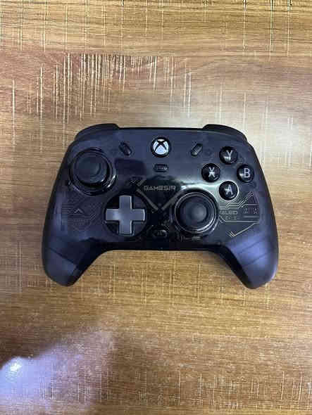 سلام عليكم اكس بوكس سيرس اس نضيف جدا  مامفتوح للوك ستيكر مع جويستك الاصليه للبيع مع كامل الملحقات بل اضافه الى ملحقات اضافيه قاعده تبريد + بطاريات جويستك + جويستك كيم سير 
عنواني النجف 
السعر ٣٨٠ 
تواصل وياي واتس اب ***********
