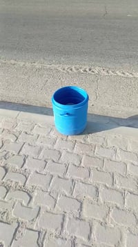 ميز للبيع • عصائر • ٣ براميل