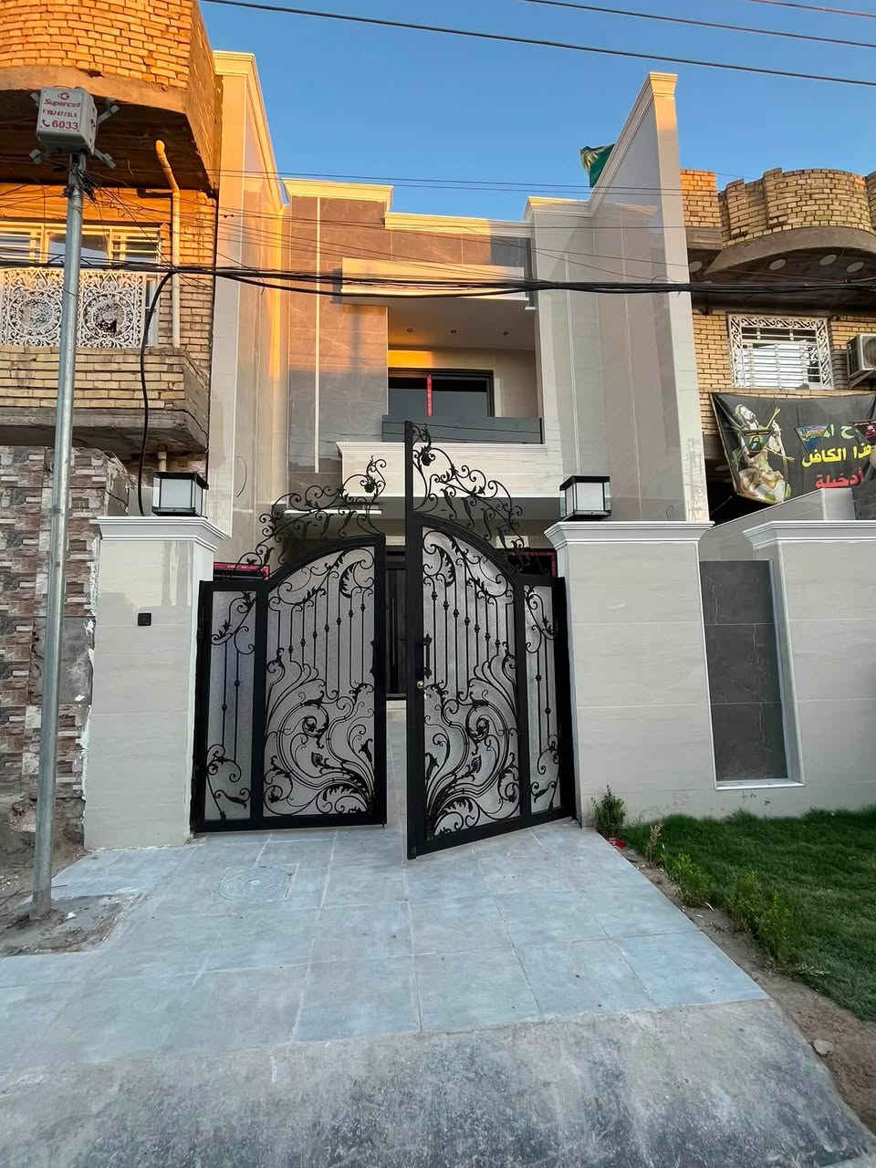 150 متر 
الواجهه 6 النزال 25 
يتحوي الدار على 
كراج وحديقه 
وصاله  ضيوف ومطبخ ومنناورر 2  وهول وحمام غرفه نوم 
الطابق الثاني 4 غرف نوم  و 3 حمامات 
حي الجهاد ديوان المخابرات شارع عريض وهادء  السعر مناسب 
***********
