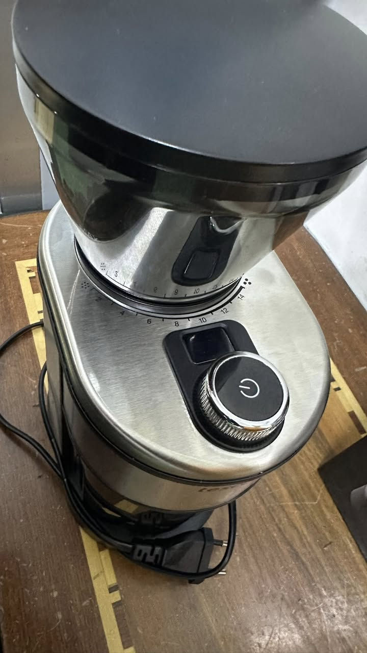 مطحنة قهوة كهربائية براند ايطالي من ماركة Tescoma، مزودة بآلية طحن معدنية مخروطية عالية الكفاءة مع إمكانية ضبط درجة الطحن وعدد الجرعات حسب نوع القهوة.
مصممة لطحن حبوب القهوة بسرعة وسهولة، مع إمكانية ضبط درجة الطحن حسب الرغبة. تناسب مختلف طرق تحضير القهوة مثل القهوة الشرقية باستخدام الجازوة، القهوة الإسبريسو، الموكّا، القهوة الأمريكية، والقهوة المحضرة في الإبريق.
تحتوي على ميكانيكية طحن مخروطية معدنية عالية الكفاءة تحفظ نكهة الحبوب وتعمل بلطف عليها. جسمها مصنوع من الفولاذ المقاوم للصدأ مع أجزاء بلاستيكية متينة. تعمل بالطاقة الكهربائية بجهد 230 فولت.
مواصفات المنتج:
• طريقة الطحن: ميكانيكية مخروطية معدنية
• إمكانية ضبط درجة الطحن حسب نوع القهوة
• ضبط عدد الحصص ووقت الطحن للتحكم بالدقة
• مادة الصنع: فولاذ مقاوم للصدأ وبلاستيك مقاوم
• مصدر الطاقة: كهربائي بجهد 230 فولت
السعر 125 الف 
للاستفسار واتساب ***********
