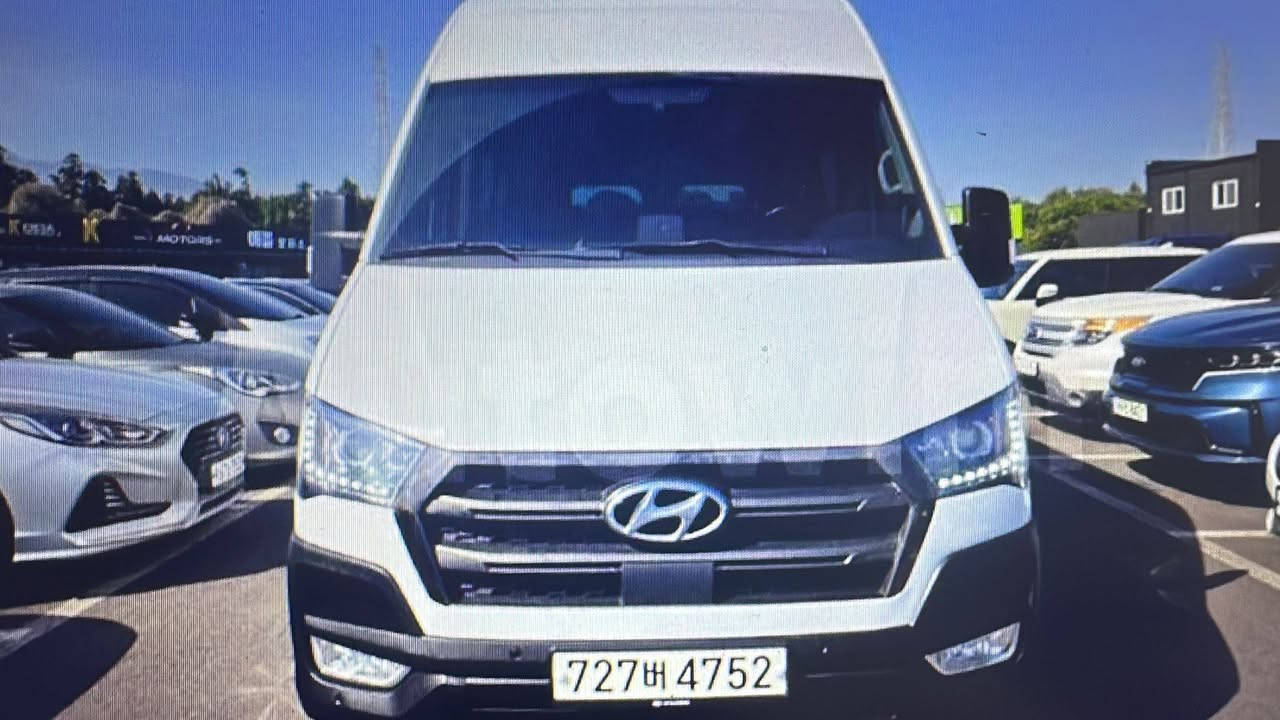 *🚀 للبيع: Hyundai Solati 2022 - مركبة فضائية على الأرض*

*أفخم فان عائلي نزل بالسنوات الأخيرة، شكل هيبة ومواصفات عالية*

*المواصفات الأساسية:*
- *الموديل*: 2022
- *الفئة*: Premium أو Luxury أو Cargo حسب سيارتك
- *المحرك*: 3.5L V6 بنزين 272 حصان | أو 2.2L ديزل CRDi 177 حصان
- *القير*: أوتوماتيك 8 سرعات سلس جداً
- *الدفع*: أمامي FWD أو رباعي HTRAC
- *عدد الركاب*: 7 راكب VIP | 9 راكب | 11 راكب
- *الممشى*: ... كم98
- *اللون*: ...

*أبرز المواصفات والتقنيات:*
- واجهة أمامية LED كاملة مع شريط إضاءة نهاري بعرض السيارة
- أبواب سحاب كهرباء من الجهتين + شنطة كهرباء
- شاشة 10.25 إنش مع أبل كاربلاي وأندرويد أوتو + شاشة عدادات ديجيتال
- كاميرات 360 درجة + حساسات أمامية وخلفية
- مقاعد جلد نابا فاخرة، الصف الثاني كراسي VIP منفصلة كهرباء مع تبريد وتدفئة
- سقف بانوراما مزدوج
- شاحن لاسلكي + 7 منافذ USB بكل السيارة
- مكيف لمس منفصل 3 مناطق، فتحات تكييف بالسقف لكل الركاب
- 6 ايرباج + رادار + مثبت سرعة ذكي + مانع تصادم
- نقطة عمياء + خروج آمن + تنبيه الراكب الخلفي
- جنوط 18 إنش مكحلة

*الحالة:*
- بحالة الوكالة، ما فيها رش ولا حوادث نهائياً
- مالك أول | أو وارد كوريا نظيف
- تحت الكفالة لغاية ...
- تشيكات الوكالة كاملة، دفتر الصيانة موجود
- تواير جديدة، بطارية جديدة

*ليش ستاريا 2022؟*
1. أوسع فان بالفئة، فخامة بزنس كلاس بالصف الثاني
2. عزل صوت ممتاز، ما تحس انك بفان
3. صرفية الديزل ممتازة: 12.3 كم/لتر، والبنزين: 9 كم/لتر
4. هيبة وشكل يلفت النظر، مو مثل أي باص عادي

*السعر*: 35الف دولار 
📍 *المعاينة*: ...  
📱 *واتساب*: ...


**إذا كنت صاحب هذا الإعلان وتريد حذفه لأي سبب، رجاءا أرسل رسالة إلى الدعم الفني**