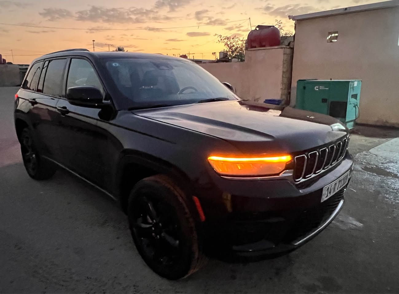 جيب گراند شيروكي 2023  5 راكب لون اسود محرك 3600
السيارة ماشية 43km فول مواصفات 
رادار امامي* نقطة عمياء *شفتات ستيرن *كشنات كنتارة وجلد *شاشة كبيرة كار بلي *شحن لاسلكي *كير طيارة *فتحة سقف سلايت
الضرر جاملغ وبنيد مثل ما موضح بالصوره مصلح وكامل  
السيارة رقمها بصرة 
رقم الشاصي /1C4RJHAG2PC647068
السعر 265$
العنوان /البصره 
الرقم/*********** البصرة, العراق
