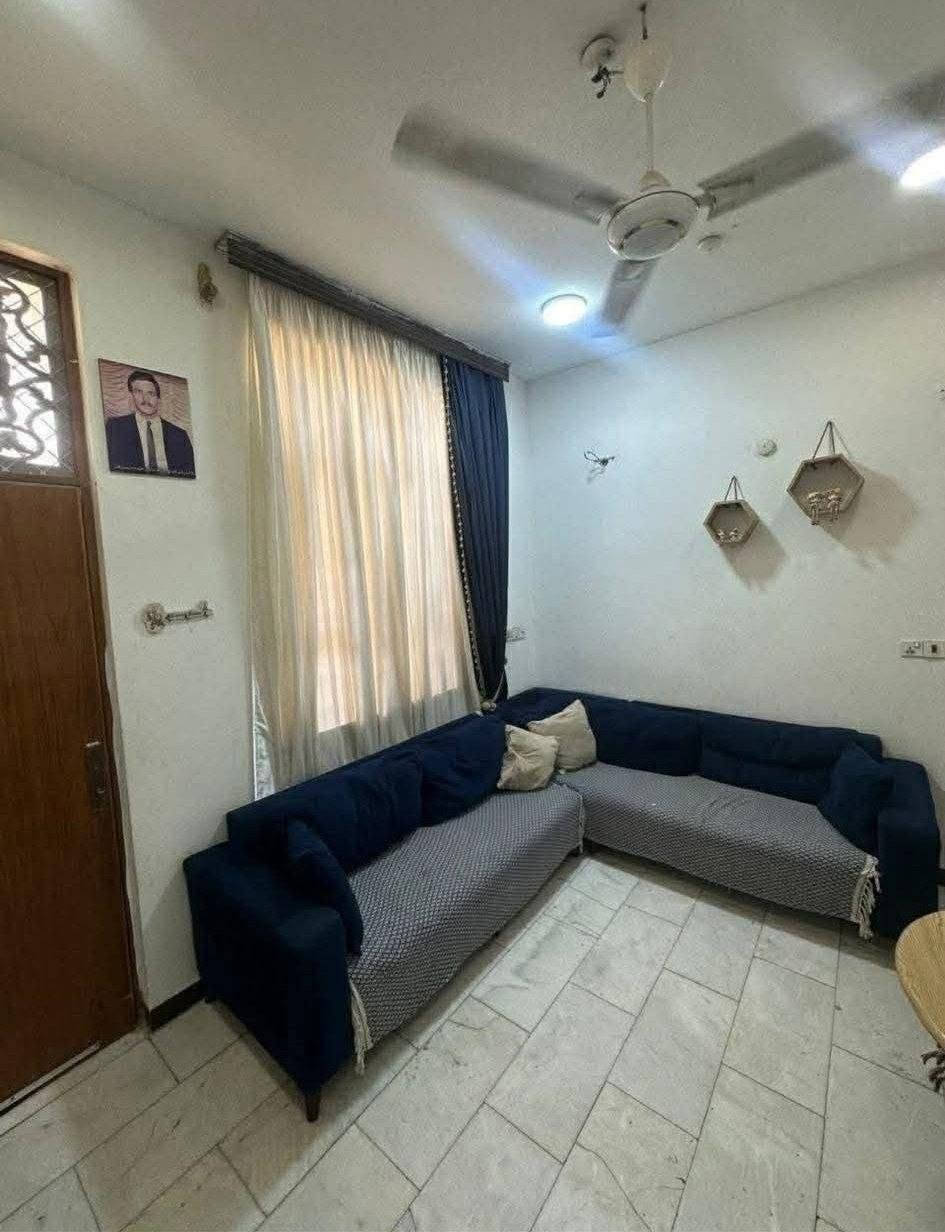 🏡 بيت للبيع – طابو صرف
📍 الموقع: قرب الضامن ومجمع التراث، قريب جداً من الشارع العام

🔹 المساحة: 104 م
🔹 الواجهة: 8 متر
🔹 النزال: 13 متر
🔹 الطابو: صرف

💠 التفاصيل:
✔️ البيت طابقين (درج خارجي)

✔️ يحتوي على مشتملين (فوق وجوه نفس التصميم)
✔️ كل مشتمل بيه:
غرفتين نوم (واحدة كبيرة + واحدة صغيرة)
صالة
مطبخ
صحيات
كَلدور صغير

✨ موقع ممتاز وقريب من كل الخدمات، مناسب للسكن أو الاستثمار

📞 للاستفسار:

---------------------------------
📞 للاستفسار والمعاينة: 
الاتصال على الارقام :
***********☎️ واتساب    
او مراجعة المكتب 
الحلة _حي الحكام_  شارع المقام رد الشمس / مجاور مول الحسن 
--------------------------------
✅ نستقبل جميع عروضكم السكنية 🏠 والتجارية 🏡 بكافة مناطق الحلة
