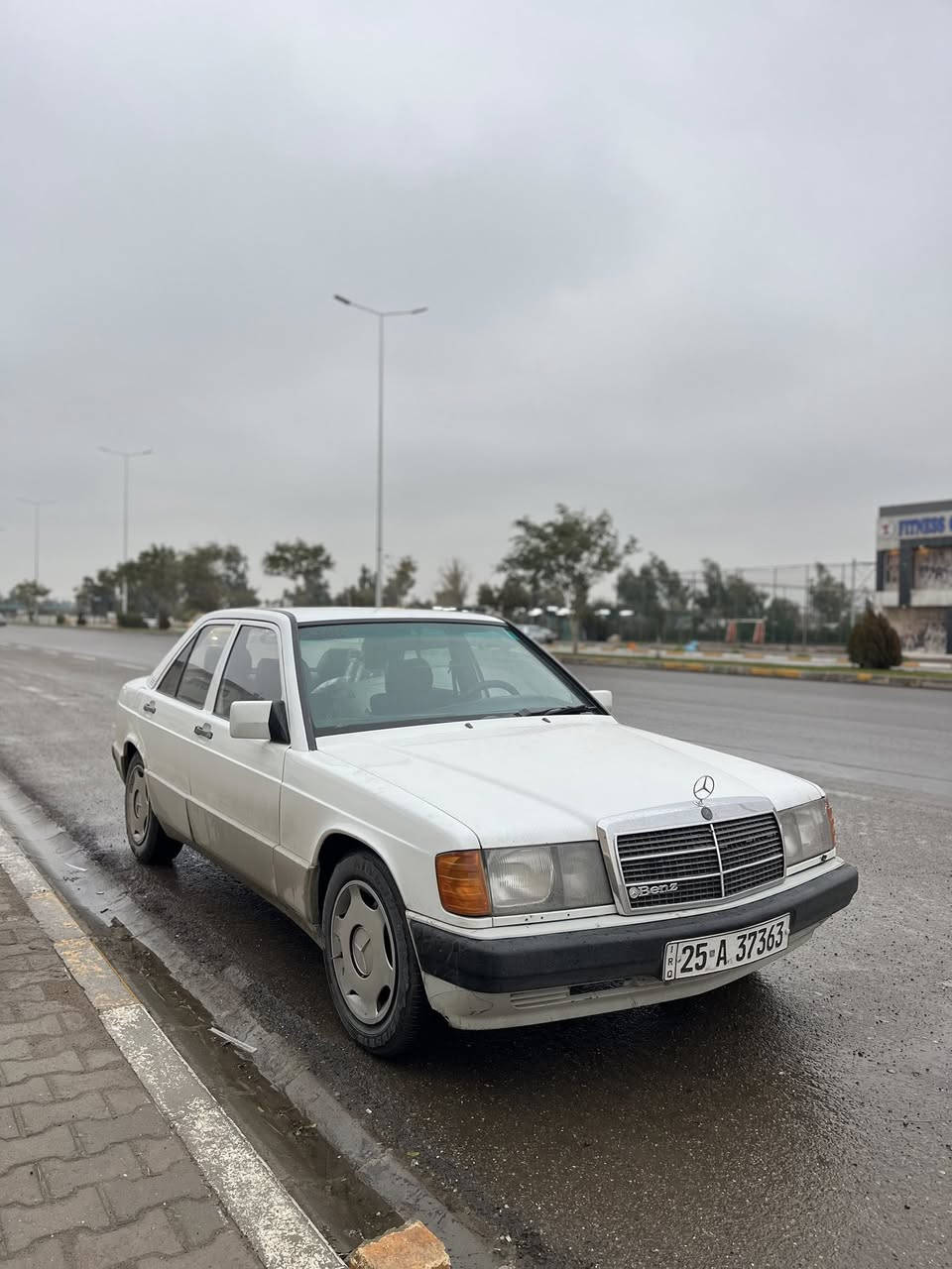 للبيع مرسيدس E190 (طيارين)
موديل 1987 

🔧 المحرك:
 • مكينة 2500
 • 6 سلندر (مكينة ونجي)

🚗 حالة السيارة:
 • الدواخل بلادي نيلي
 • هورن بوش
 • شاشة اصلية
 • حدادية جديدة
 • تخم تاير جديد
 • كهربائيات شغالة الجامات امامي كهرباء
 • باتري جديد
• بدون خياس
 • مكفولة من الحادث القوي
 • بيها صبغ قطع فقط
 • رقمها إنگليزي 
 • باسمي تحويل ثاني يوم
• لايت زينون
• ماشيه 200 الف حقيقي

💰 السعر: 65 وبيها مجال بسيط
📍 العنوان: كركوك 
***********

