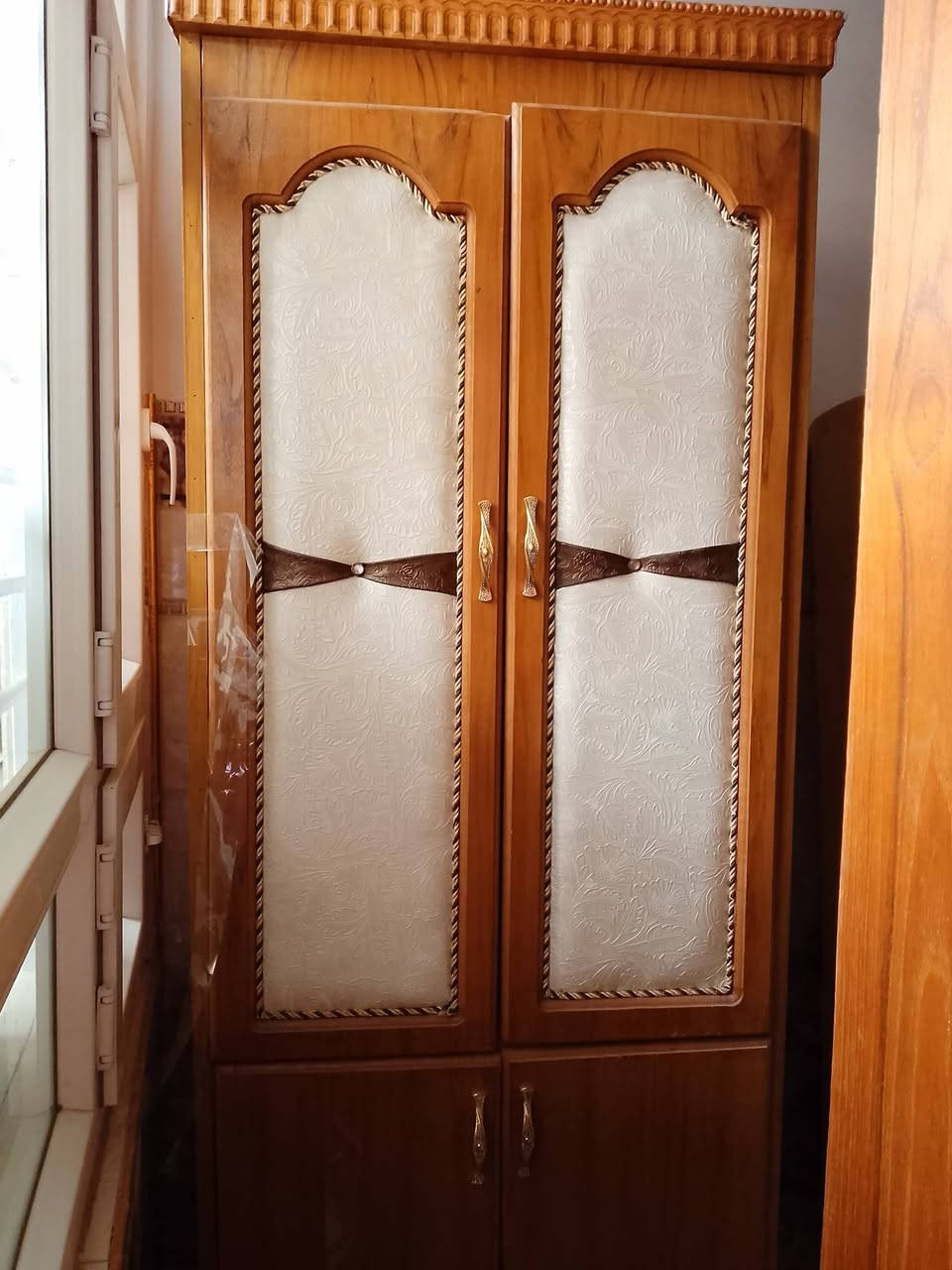 السلام عليكم ورحمه الله وبركاته
غرفه نوم مستعمله نظيفه حيل بيها دوشكا ضغط عالي ابو نفرين 
سعر 900بيها مجال   
الرقم ***********
