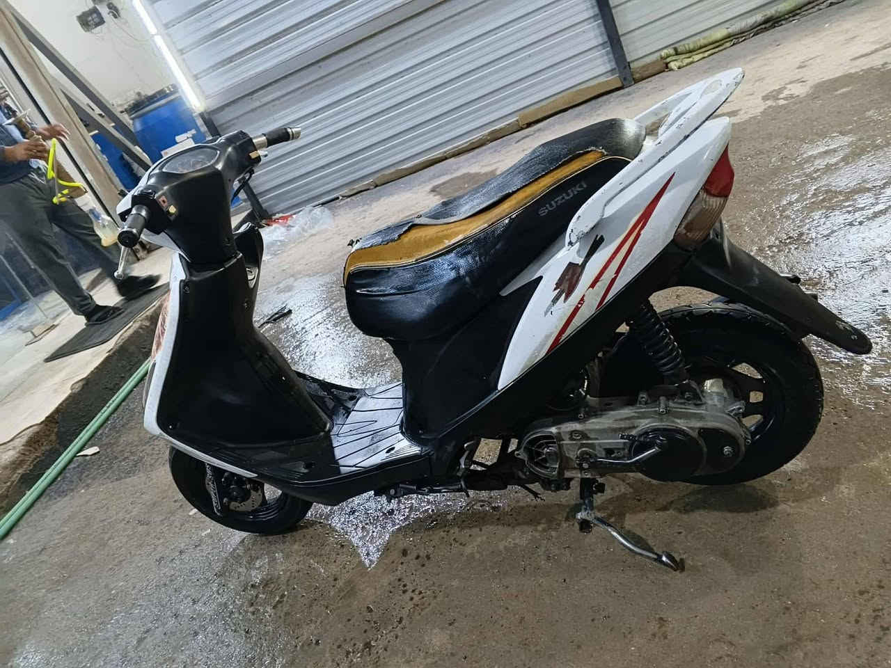 السلام عليكم دراجة ساسوكي ادرس شغالة سلف وهندر بس الباتري ضعيف شلعة ومعدل مكاني بغداد حي الجهاد رقمي *********** او المراسلة على الواتساب *********** السعر ٣٠٠ وبيها مجال بسيط
