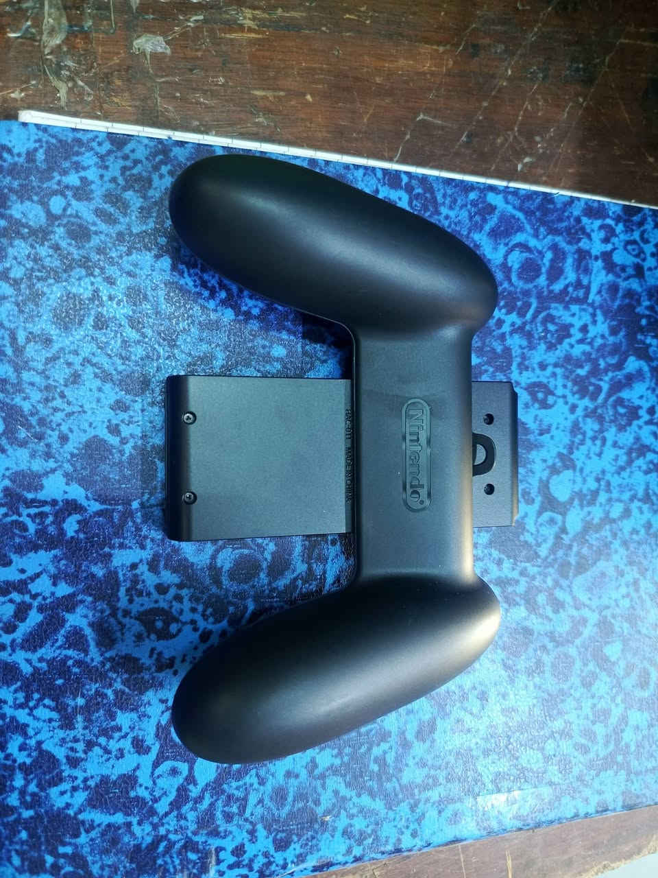 السلام عليكم ورحمه الله وبركاته مجموعة غراض جهاز نتيندو للبيع كلهن اصليات مال جهاز غير مستخدمات ما عدا يده JC 200 مو اصليه للتواصل *********** عنواني بغداد
