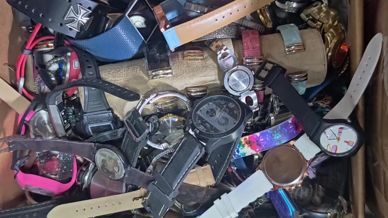 السلام عليكم ساعات رجالي نسائي باله امريكي اغلبيه اصلي وماركات معروفه تباع شلعه كامله
العدد 1300 قطعه 
الاغلبيه نسائي
***********
بغداد بوب الشام
