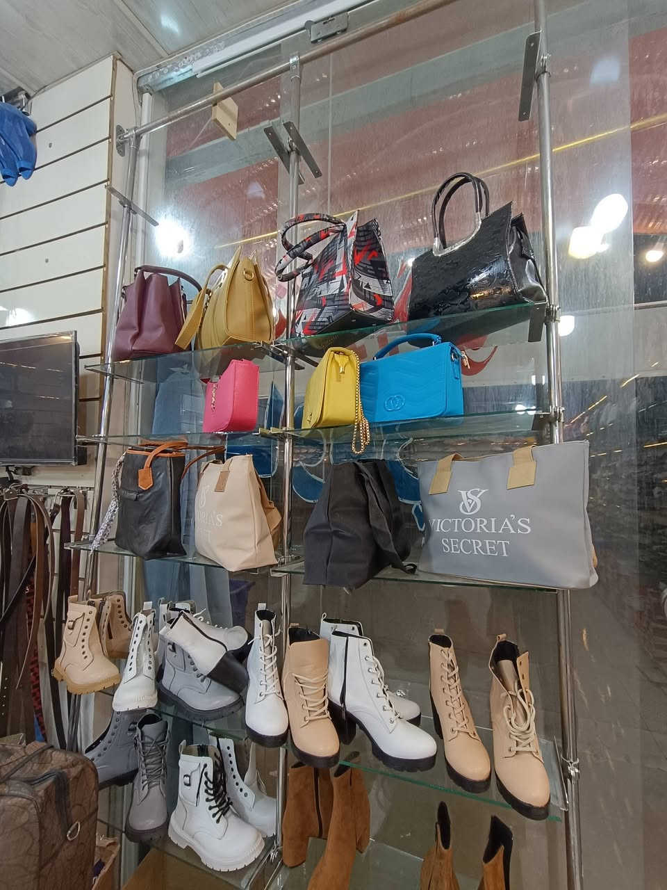 رەفەی شوشە بۆ فرۆشتن
 هەر  بەرێزێک ویستی پەیوەندیم پێوە بکات
***********
