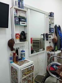 ميز ٤ • رفوف ٥ • خزائن