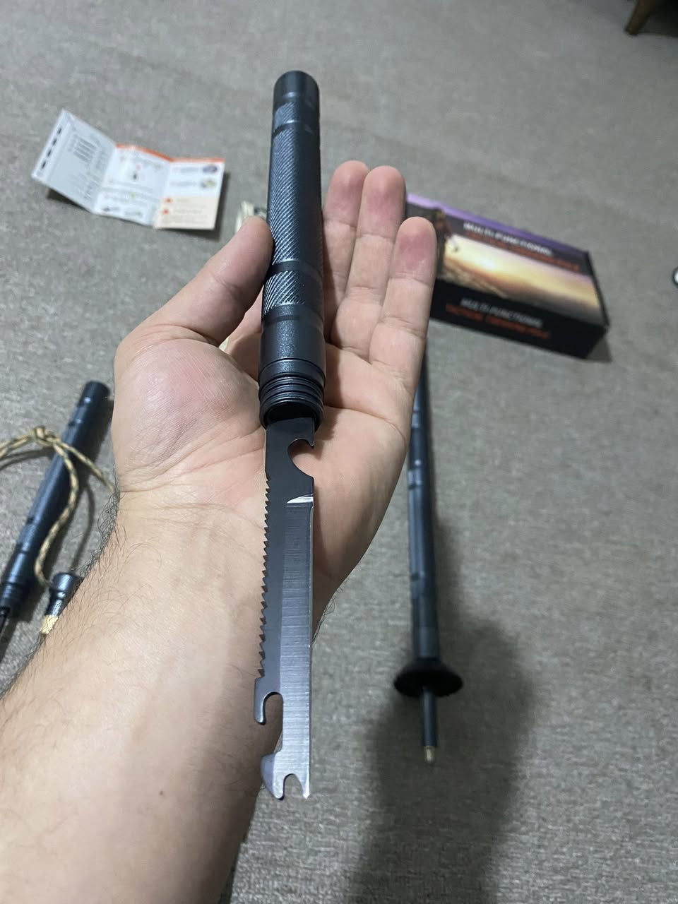 السلام عليكم ورحمة الله وبركاته
BATON 
العنوان: 🏕️ عصا المشي والتخييم التكتيكية متعددة الوظائف – رفيقك المثالي في كل مغامرة!
هل أنت من محبي التخييم، الصيد، أو تسلق الجبال؟ هذه ليست مجرد عصا مشي عادية، بل هي أداة نجاة متكاملة في منتج واحد! 🌲✨
الميزات الرهيبة:
 🛠️ متعددة الأدوات: تحتوي على سكين تكتيكي، حربة صيد، مفك براغي، وفتاحة علب.
 🔥 مغنيسيوم لإشعال النار: مجهزة بعامود مغنيسيوم مدمج لإشعال النار في ثوانٍ.
 🧭 بوصلة دقيقة: لتحديد الاتجاهات وضمان عدم الضياع.
 💪 متانة عالية وخفيفة الوزن: مصنوعة من ألمنيوم صلب مقاوم للصدمات وقابلة للتعديل والتركيب بسهولة.
 🎒 حقيبة تمويه مدمجة: تأتي مع حقيبة قماشية مموهة لسهولة الحمل والتنقل.
📥 الكمية محدودة جداً! للطلب أو الاستفسار، يرجى مراسلتنا على الخاص أو الاتصال بنا.
📍 متوفر التوصيل لكافة المحافظات


**إذا كنت صاحب هذا الإعلان وتريد حذفه لأي سبب، رجاءا أرسل رسالة إلى الدعم الفني**