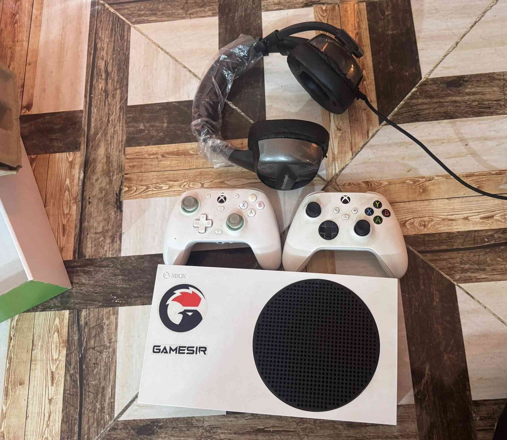 � للبيع Xbox Series (أصلي 100%) 🔥
الجهاز نظيف نضافة الوكالة استعمال شخصي وخفيف
يشتغل على الفحص بدون أي ملاحظة
لا مفتوح، لا متصلّح، لا أعطال نهائياً

✅ يد2 أصلية
✅ كل الأسلاك أصلية
✅ أداء عالي وسريع بالألعاب
✅ مناسب أونلاين وأوفلاين
✅ سماعة Gaming كيمك
✅حساب بي شتراك 3 العب كلهن مملوكه 
السعر: (360) 
المكان: (بغداد)
التواصل خاص او ***********
توصيل موجود
