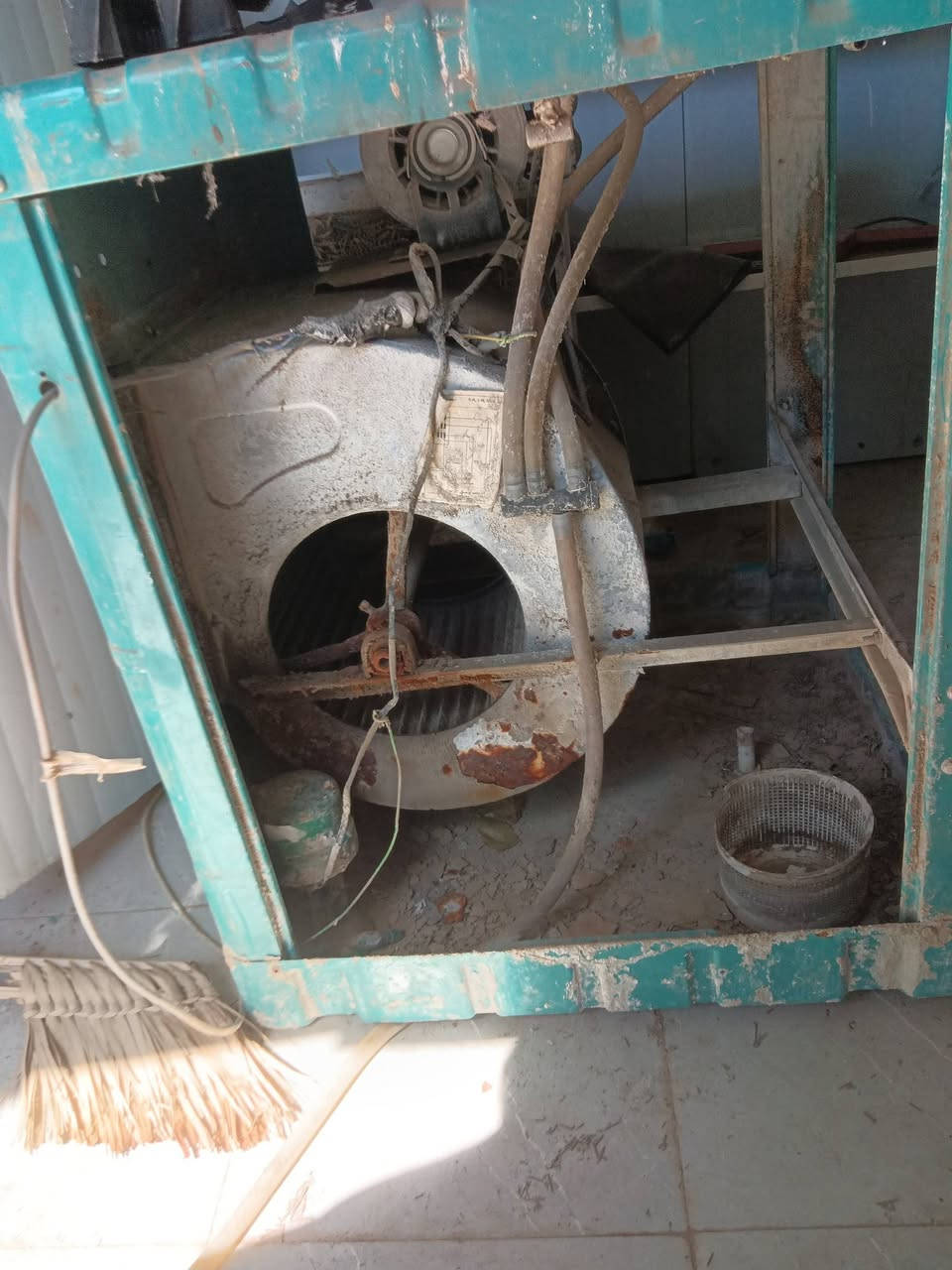 حجم الكبير بابل ابو خستاوي للبيع مبرده شغاله ماطور جديد كشر يرادله تنضيف وصبغ حجم كبير سعره خاص ***********
