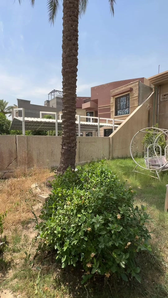 🏡 منزل 624 متر في حي الجامعة 7 غرف نوم • طابقين • كراج 4 سيارات • 3 حدائق • هول واسع • صالة ضيوف • مطبخ حار وبارد للمعاينة والتفاصيل: 📞 قسم البيع: *********** 📞 قسم الإيجار: *********** 📞 استقبال العروض: *********** 📞 الاستشارات العقارية: *********** #عقارات_بغداد #حي_الجامعة #بيع_منازل #عقار_للبيع #بغداد 

