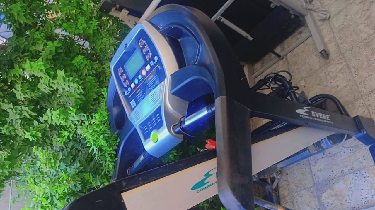 جهاز جري استخدام منزلي نضيف جدا وزن يتحمل ١٦٠كيلو دبل ماطور جبلي سعره ٢٥٠ بي حزام تكسير شحوم تدليك جسم كامل موصفات مبي ثري سماعات بلوتوث العنوان بغداد ***********
