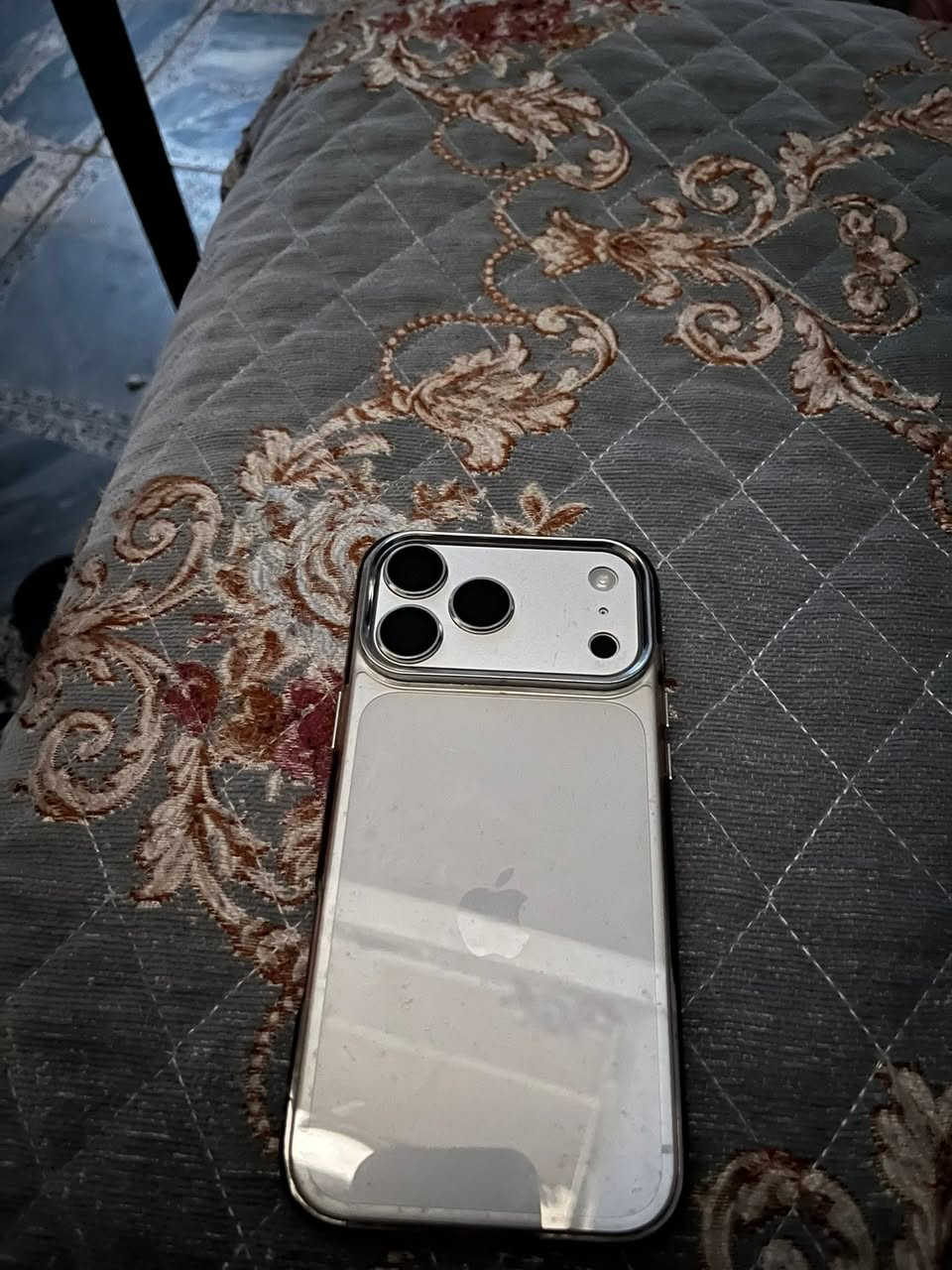 📢 للبيع آيفون 17 برو ماكس سيلفر بسعر فرصة
📱 iPhone 17 Pro Max
✅ اللون: سيلفر
✅ النظافة: 97%
✅ الجهاز بحالة جيدة جدًا ولا يوجد أي كسر أو عطل فني
✅ الكابل الأصلي موجود
✅ الشكل الخارجي مرتب ومحافظ عليه

📦 المرفقات:
 • كابل فقط
 • لا يوجد كرتون أو شاحن

📍 الموقع: بغداد – حي البنوك

💰 السعر المطلوب: 800,000 دينار عراقي

⚠️ ملاحظة مهمة: الجهاز عليه قفل حاليًا ولا أتذكر رمز القفل، لذلك تم تسعيره بشكل مناسب وواضح أمام الجميع.

للجادين فقط، والسعر قابل للتفاوض بالحدود المعقولة بعد المعاينة
***********

 📢 للبيع آيفون 17 برو ماكس سيلفر بسعر فرصة

📱 iPhone 17 Pro Max
✅ اللون: سيلفر
✅ النظافة: 97%
✅ الجهاز بحالة جيدة جدًا ولا يوجد أي كسر أو عطل فني
✅ الكابل الأصلي موجود
✅ الشكل الخارجي مرتب ومحافظ عليه

📦 المرفقات:
 • كابل فقط
 • لا يوجد كرتون أو شاحن

📍 الموقع: بغداد – حي البنوك

💰 السعر المطلوب: 800,000
مابي كارتونة و الجهاز ماستر شرق اوسط. اخاف احد يروح باله بعيد. نسة ابني الصغير الرمز و الاي كلود. و مربوط ع رقمي.  واضح ؟   و من ابيعة الك يفتح ما يفتح مو مشكلتي. لان تعبت من الشرح لبعض العقول
***********
