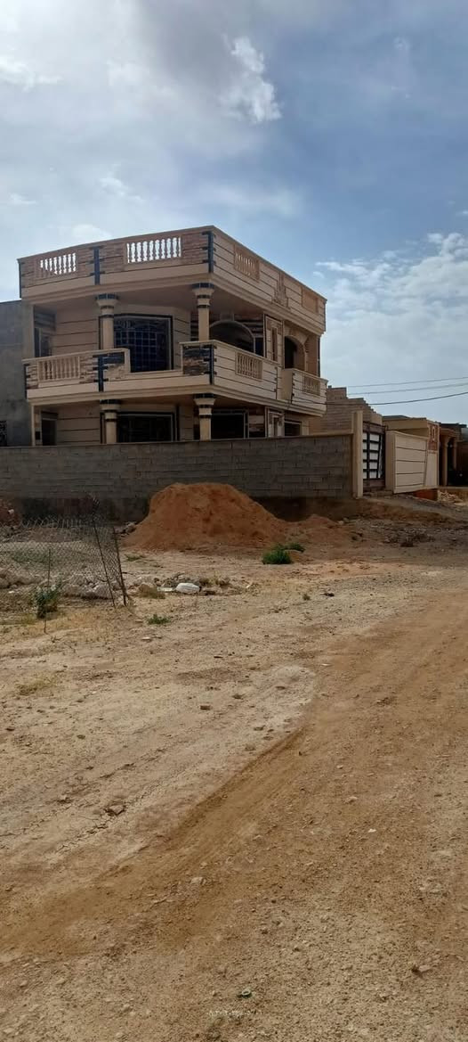 ᷂سسلام،عليكم. 

دار طابو صرف للبيع  المساحه 300م 
يحتوي على :
الطابق الاول / غرفتين واستقبال +هول +مطبخ + صحيات +صحيات خارجيه.
الطابق الثاني / غرفتين +هول + صحيات + بلكونه.
وباقي التفاصيل واضحه بالصور .
المكان : براونه / الشاعي حي الراويين.
للاستفسار اكثر  ***********
