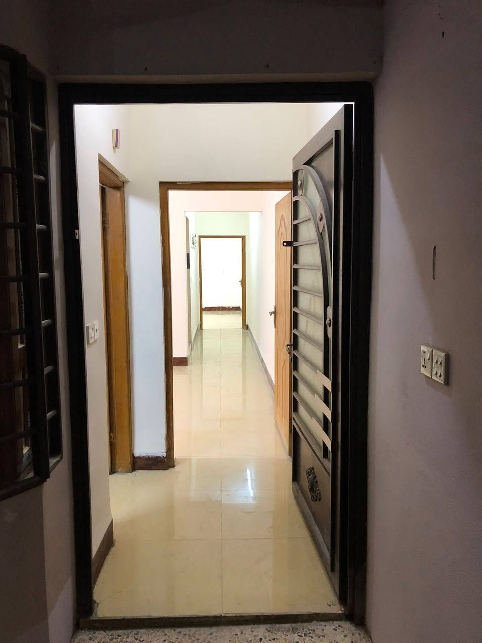 (مشتمل للايجار في كركوك في حي الخضراء )
مشتمل ١٠٠م طابق ثاني في حي الخضراء  قرب جامع السرمدي للعوائل فقط ....بناء حديث تحتوي على غرفة نوم كبيرة (٤.٥×٤) مع هول ومرافق صحية وحمام منعزل سيراميك مع مطبخ سيراميك .. وارضية الشقة كرانيت وتحتوي على كيزر كبير كما مبين في الصورة وخط مولدة ودرج موصل للسطح....الايجار الشهري  (٢٧٥ الف)....(للعوائل فقط)...غير متواجد على الفيس...الاتصال بالرقم ***********
