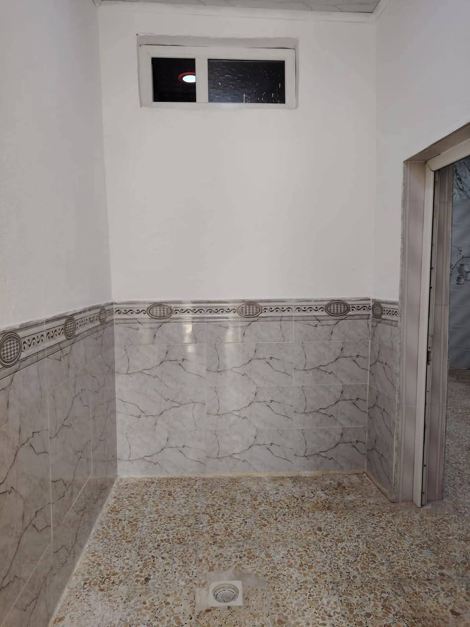 بيت للبيع 100م صب مسلح حي الوفاء منطقة 41 طابق واحد يتكون من غرفه وصاله ومطبخ واستقبال وصحيات نظيف كاشي وسيراميك السعر 108 بي مجال للاستفسار بيت بسمي
 *********** النجف, العراق
