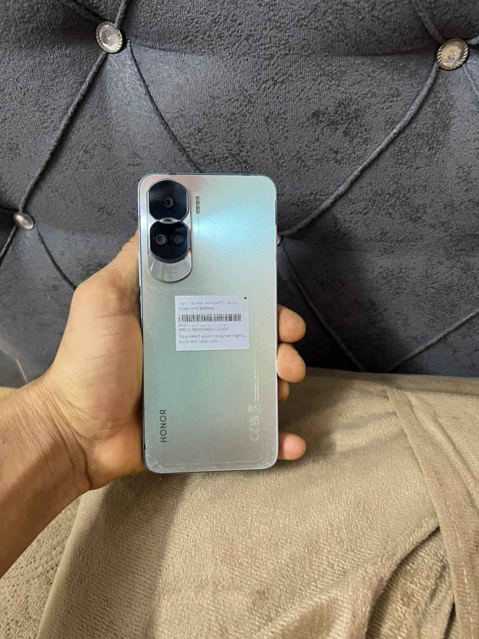 تلفون هونر 90 Lit نضيف تلفون راقي مايصرف شحن... مبدل شاشه  اصليه وكاله  قبل شهرين.. تصوير جدا واضح.. بيع بسعر ١٦٠... او مراوس بتلفون هونر 9 d ونطي فرق.. مكاني بغداد البياع ***********
