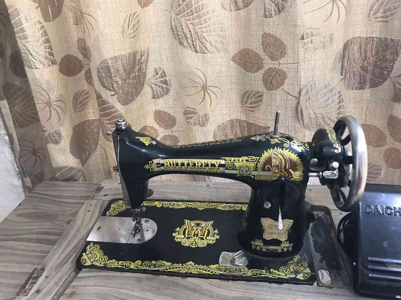 مكينة خياطة ام الفراشة اصلية شغالة على الفحص كاملة مكينة وماطور ودواسة وميز السعر ٦٠ المكان نجف حي ميسان ***********
