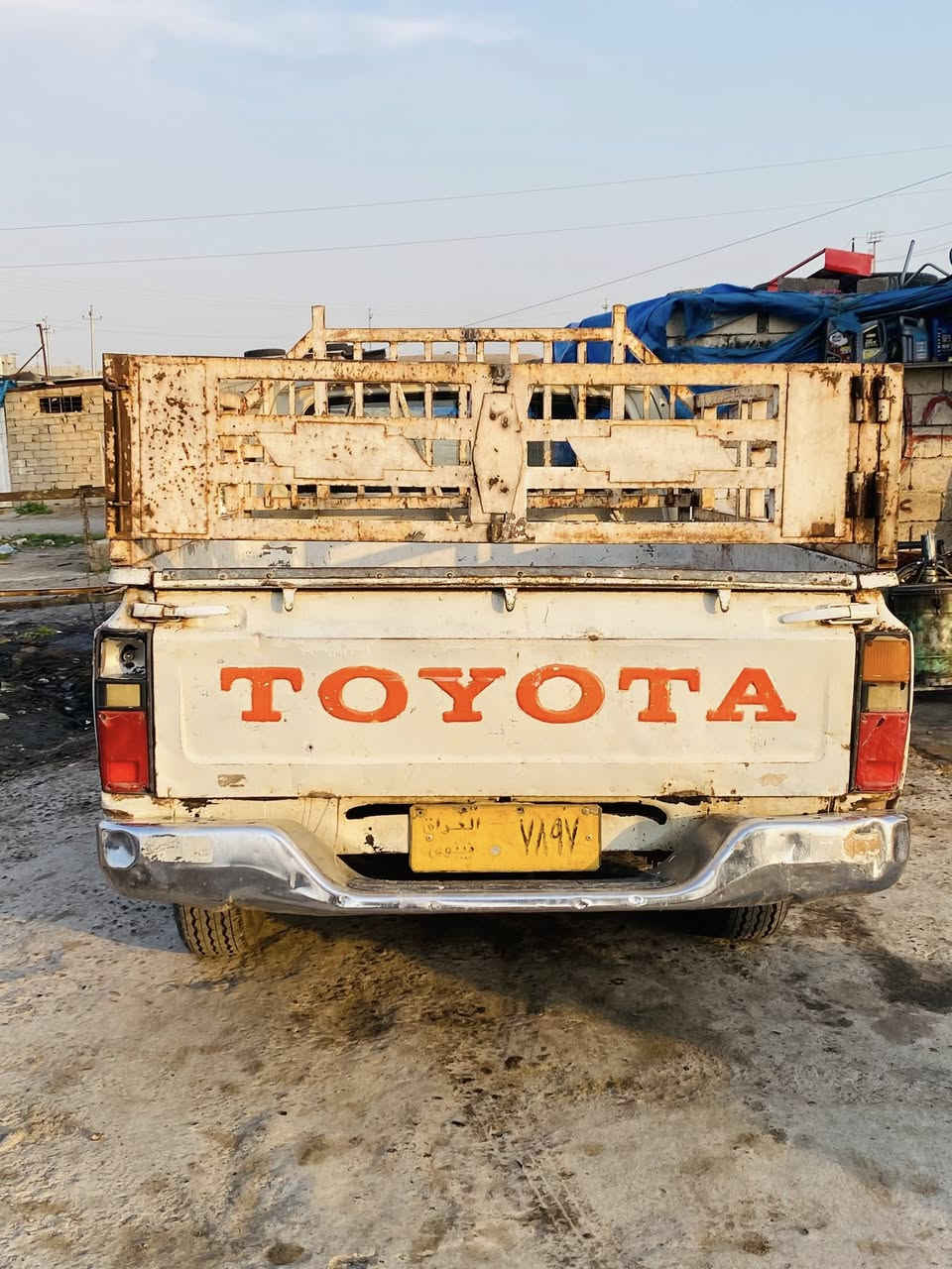 سلام عليكم بيكم ٨٠ سياره جاهزه الشاصي بشرط فطر مابيه كهرباىيات كلها شغاله بيها مكانات صبغ بدون سقف بلادي سياره خير من الله سنويه ساقطه 2024 شرط تحويل  السعر 30وبيها مجال بسيط ***********
