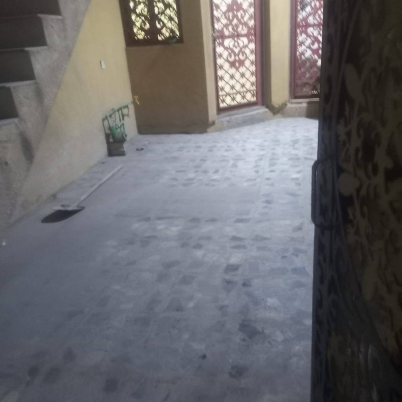 بيت للايجار بالقبله بحي الجامعه خلف المعارض قريب جسر المعارض مساحته 100 متر بيه غرفه نوم وهول وديوانيه ومطبخ وصحيات وسطح وتانكي وماطور وكيزر اجاره قفل ب450 اي استفسار على هذا الرقم ***********
