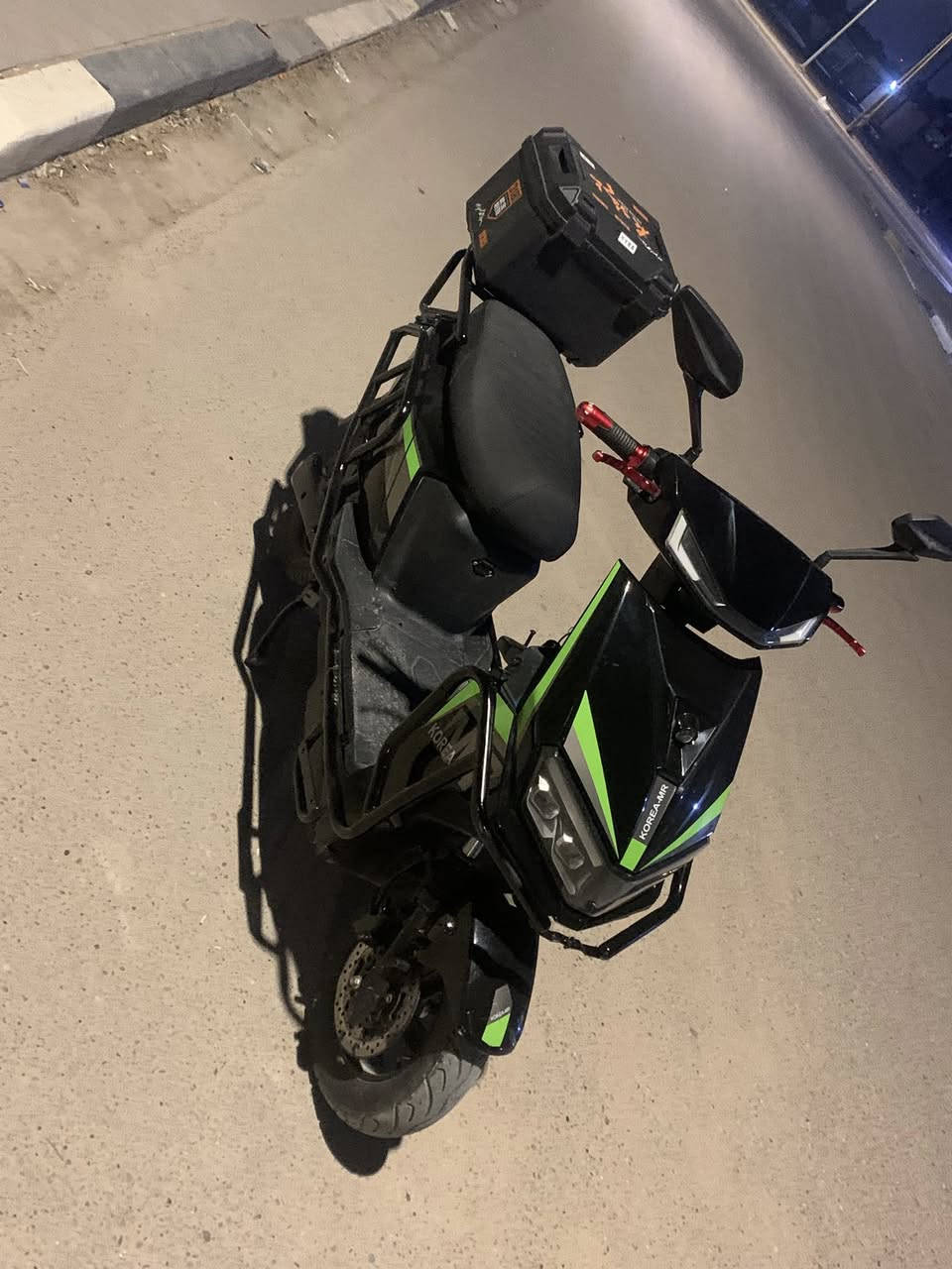 سلام عليكم 
دراجه شحن 6 بطاريات جدد 
دراجه كله شغاله ونضيفه 
مناقصه برغي سرعه ١٠٠ 
حت جادر مطري مفصل اله 
مكاني الزبير *********** 
سعره ٨٠٠ وبيه مجال  مراوس
