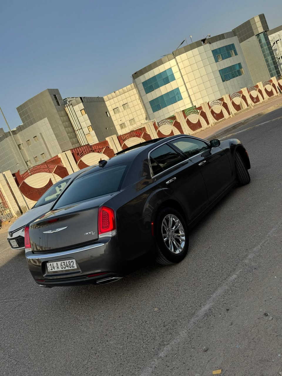 السيارة رقم بصرة 
اصل 19 معلاية 23 
مواصفات c300 تبريد وتدفئه كشنات تحكم كلها كهربائي شاشه كار بلي بانوراما منضومة لاية زينون ويل مكسيكي تخم تاير جديد ياباني برده خلفيه فوووووول السياره عدا الرادار *********** السعر 200 وبيهه مجال
