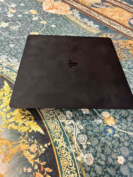 بلي فور سلم جديد مامفتوح ابداً مستعمل شي قليل ويا يديتن وحده اصليه والثاني تجاري المكان الدوره _  ابو دشير 
العسر 300

 وبي مجال شي قليل وياه اربع أقارص
 القراص 1.كراش 2.Callofduty قرصين الأول انكليزي والثاني عربي 3. Tekken7
رقم التلفون *********** 
وخاص هم
