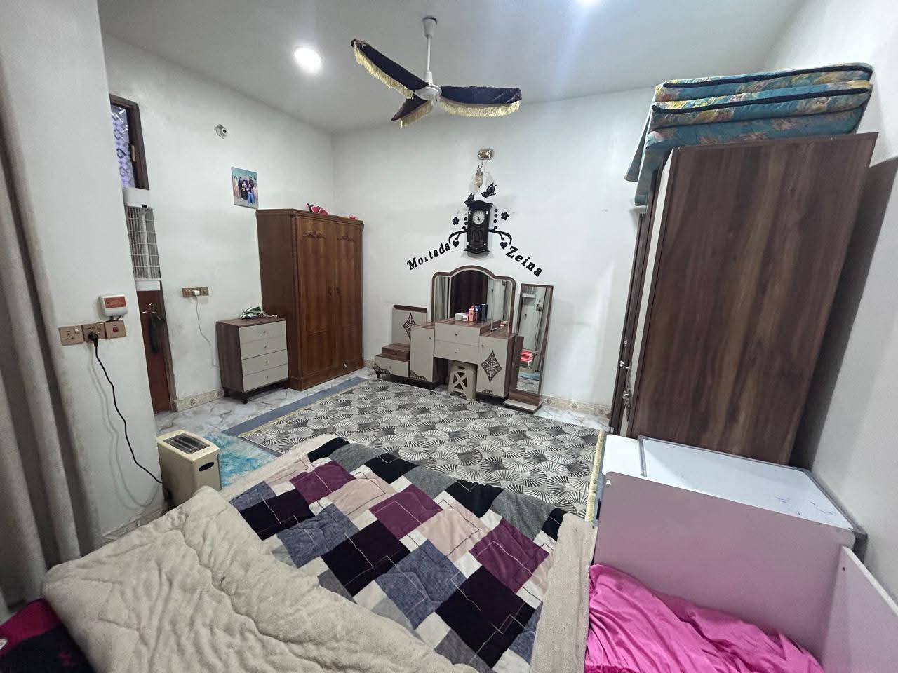 غرفة نوم متكونه
كنتور 
ميز تواليت 
جربايه مفصلة اله سرير خشب 
سعره 300 الف 
كاروك طفل هزاز سعره 75 
كنتور بابين تفضال جديد لوك 150 الف 
غرفه نوم ثانيه 
كنتور وميز تواليت
وجرابي عدد 2 حديد
سعرهن كلهن 200 الف 
***********
