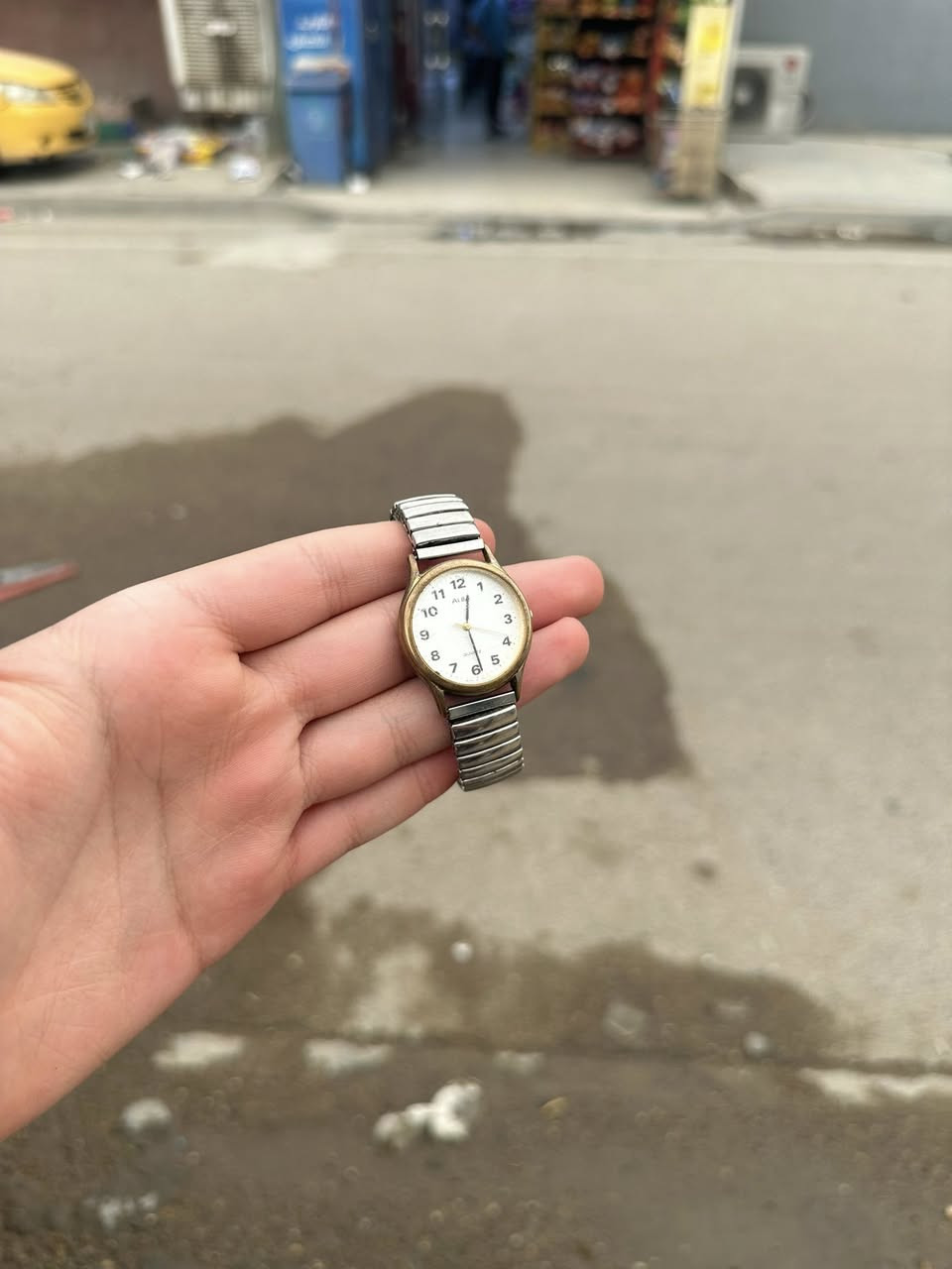 مجموعه ساعات ماركات أصليه ♥️ اعلى سعر أبيع ملاحظه(يسون بل 250$) بس ماعندي وقت
• Citizen Eco-Drive (V811): ساعة يابانية الضوئية، تتميز بمينا أبيض كلاسيكي مع تقويم (يوم/تاريخ) وسوار جلدي فاخر.

• Swatch "Rara Avis" (1990): قطعة فنية نادرة من التسعينات، تتميز بمينا مرسوم وجسم شفاف يكشف تفاصيل الماكنة السويسرية.

• Swatch Pink Swiss Made: ساعة سويسرية شبابية باللون الوردي الكامل، عملية وخفيفة الوزن ومقاومة للصدمات والماء.

• Timex 100M Water Resistant: ساعة رياضية متينة مخصصة للاستخدام الشاق، مقاومة للماء حتى عمق 100 متر مع سير مطاطي مريح.

• Alba Quartz by Seiko: ساعة كلاسيكية من إنتاج شركة سيكو اليابانية، تعتمد على دقة الكوارتز وتتميز بسوار معدني مرن 

(Stretch).

ملاحظه يوجد توصيل جميع المحافظات 🚚🇮🇶


**إذا كنت صاحب هذا الإعلان وتريد حذفه لأي سبب، رجاءا أرسل رسالة إلى الدعم الفني**