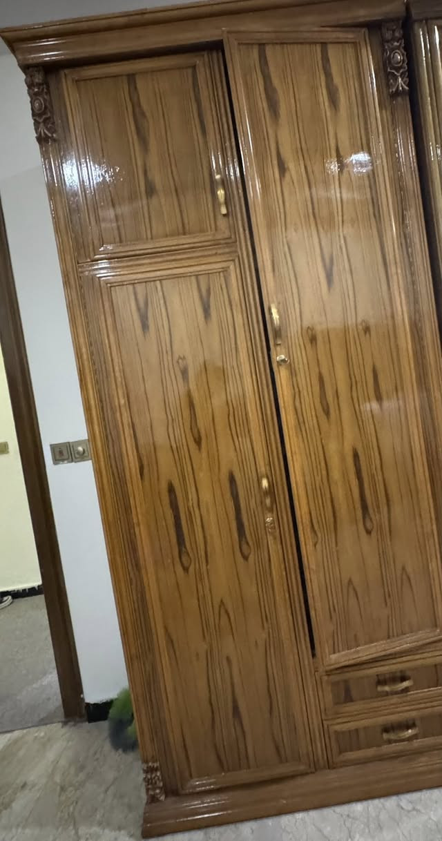 السلام عليكم كناتير خشب صاج اصلي اصلي مثل ما موضح بصوره 3 كناتير كل كنتور يحتوي على بابين وملحقين استعمال قليل جداً ولحد الان فارغات وايضاً ميز تلفزيون بلون جوزي وصحراوي نضافته 100 بل 100 
العنوان: بغداد البنوك 
الهاتف: *********** ومتواجد ع هذه رقم واتساب
