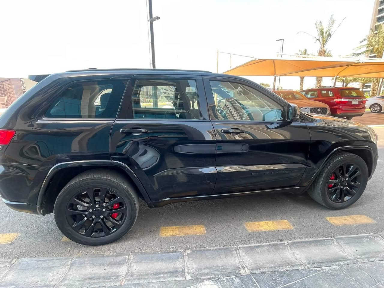 للبيع    جيب 2020
* شاشة Uconnect مقاس 7 إنج  
* Apple CarPlay
* Android Auto
* بلوتوث
* كاميرا خلفية
* مثبت سرعة
* تشغيل بدون مفتاح
* مكيف أوتوماتيك 
* ABS
* ESP مانع الانزلاق
* Traction Control
* وسائد هوائية متعددة

. المواصفات :
1-اللون : اسود 
2-المحرك :3600/6V
3-الرقم : بغداد سنوية جديدة
4-اوتو ستوب 
5-الداخل اسود 
6-مقاعد جلد+ مخمل 
7-الويل حجم 20
8- التشغيل عن بعد 
9-حساس خلفي  
11-المقعد الأمامي كهربائية 
12-تبريد قطعتين 
13-بصمه أبواب 
14-العداد 109 الف ميل 
15-الضرر: باب خلفي مبدل نفس لون + تصليح جاملغ الخلفي ( مبين بالصور)
هنا بالعراق بيهة شخوط تروح 80% منهة بالبولش وبدون اي صبغ 
السعر :240$ ورقه 
المكان : بغداد
الرقم : ***********
