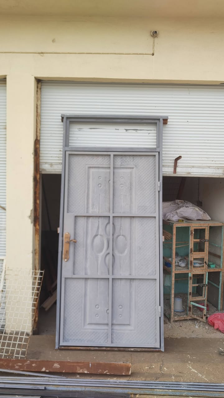 باب غرفة للبيع القياس 
عرض متر ارتفاع مترين و 25 س
سعر 150 بيها مجال 
***********
***********
