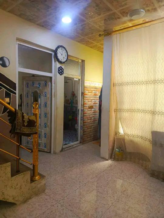 للبيع مساحه (١٥٠ ) واجه (٧٥٠) ونزال (٢٠) تقاطع القدس مجاور مستشفى اورام قريب على شارع العام بناء حديث كامل من كل شي بس حول غراضك خدمات موجوده فقط تبليط متكون من غرفه نوم وصحيات ومطبخ وصاله واستقبال وكراج سياره ومناور طابو زراعي  ***********
