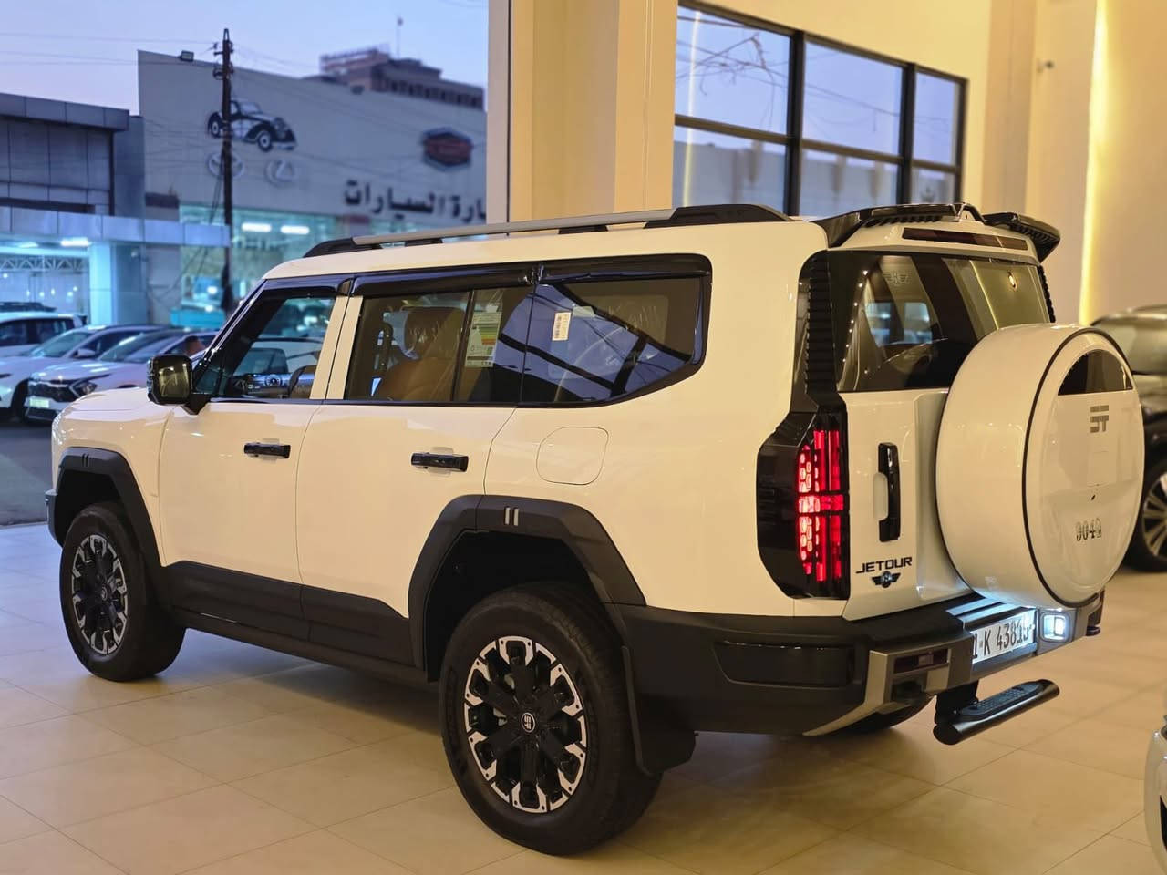 السلام عليكم 
جيتور G700 - 2026 Premium بريميوم 
العداد : 3,157km بعدها شبه الزيرو 
عنوان بغداد 
الهاتف : ***********

* محرك 2.0 تيربو + نظام هايبرد PHEV بقوة 904 حصان.
* دفع رباعي ذكي AWD.
* 6 مقاعد (2+2+2) كابتن بالصف الثاني.
* شاشة عدادات 35.4 إنج.
* شاشة وسطية 15.8 إنج.
* Apple CarPlay و Android Auto.
* نظام صوت Lexicon بـ 18 سماعة.
* تبريد وتدفئة ومساج للمقاعد الأمامية.
* شحن لاسلكي 50 واط.
* كاميرات 540 درجة مع رؤية تحت السيارة.
* مثبت سرعة راداري متكيف.
* مساعد الحفاظ على المسار.
* فرملة طوارئ أوتوماتيكية.
* Tank Turn (اللف بمكان السيارة تقريباً).
* Crawl Mode للأوفرود.
* عمق خوض ماء 900 ملم.
* تعليق هوائي Air Suspension مع تحكم بالارتفاع. citeturn0search2turn0search1

ومن الشغلات الحلوة أيضاً:

* ثلاجة داخلية.
* عطر مدمج للمقصورة.
* تحكم صوتي لأربع مناطق داخل السيارة.
* فلتر هواء CN95.
* باب شنطة كهربائي.
* Matrix LED Headlights
