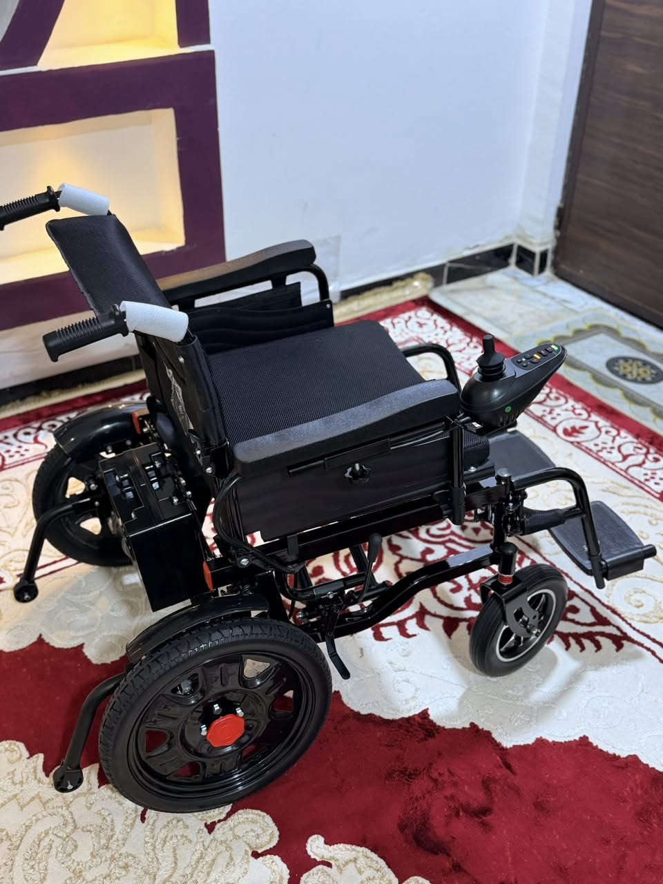 السلام عليكم كرسي كهربائي للبيع جديد غير مستعمل بعده ب كارتون دبلات امامي خلفي السعر ٦٥٠ وبي مجال العنوان بغداد الاعضميه ***********
