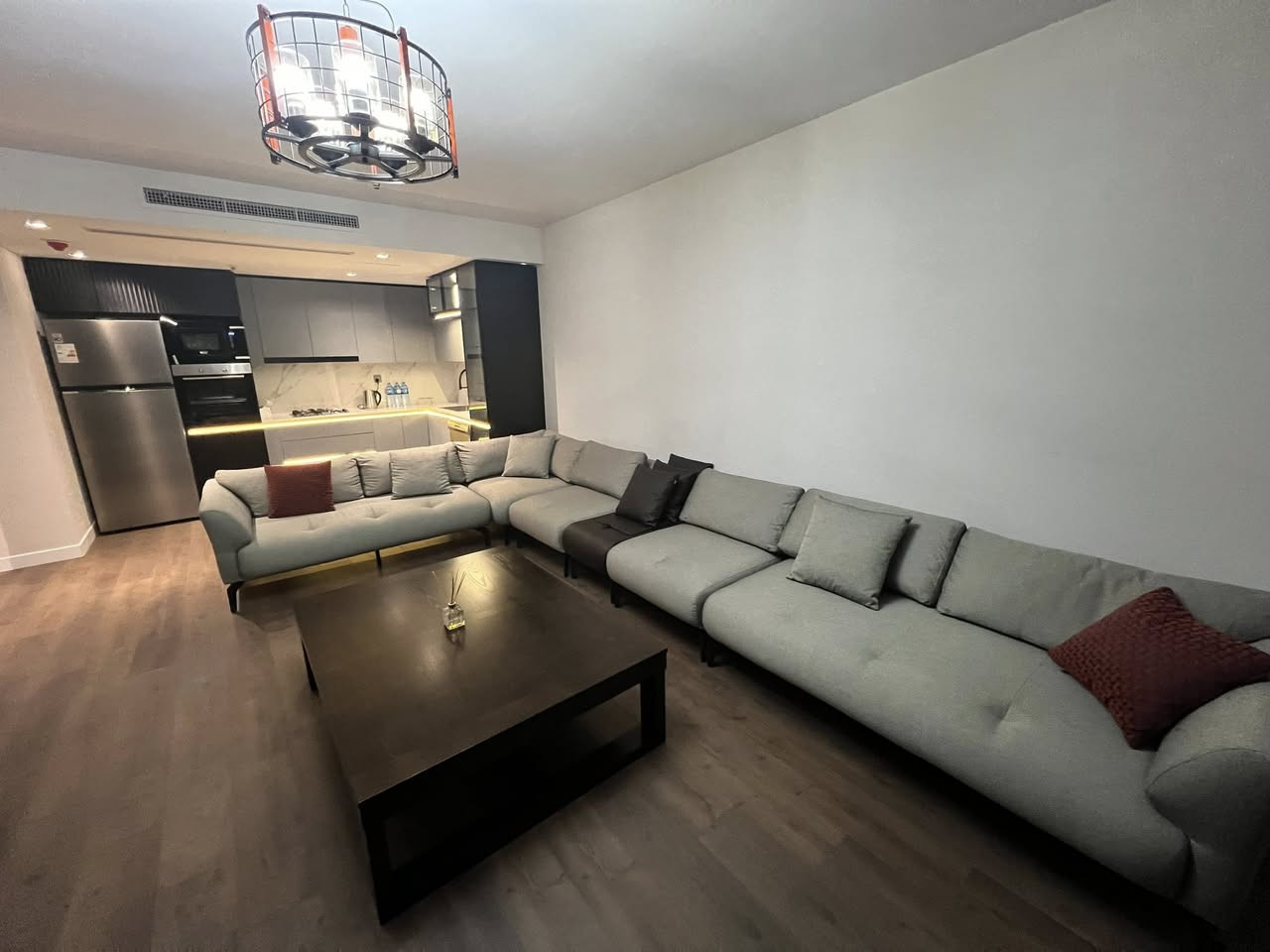 بوليفارد للإيجار 
غرفة وصالة مؤثث 
طابق اول 
تلفون و واتساب
***********
 #everyone #erbil #هەولێر #دهوك #سلێمانی
