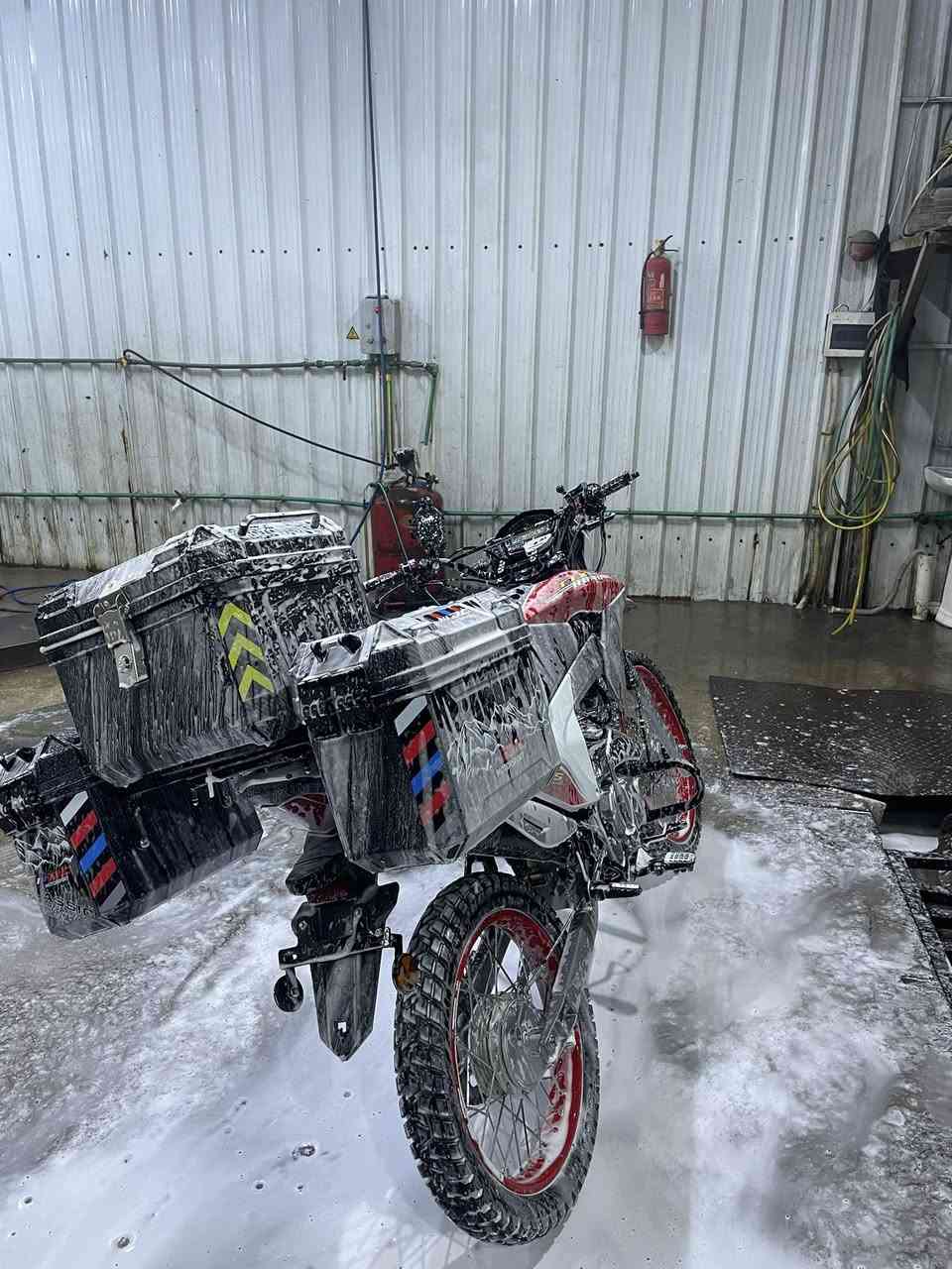 سلام عليكم قفاز لونسون موديل 2025 حجم المحرك 125c الدراجة ما بيهة اي نقص المحرك كفالة ما مفتوح ولا برغي  او الدراجة خير من الله السعر مليون 400 او بيهة مجال الرقم ***********
