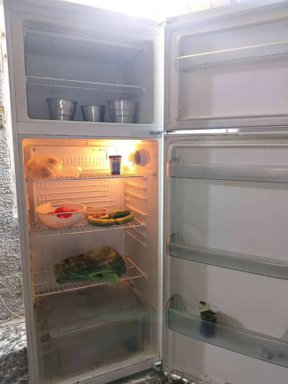 ثلاجه كبيره  شغاله عفحص تجميد فول نضيف 28قدم لسعر 230 طباخ مصري فريش شغاله عفحص نضيف لسعر 180  بغداد مدينه الصدر يوجد توصيل ***********
