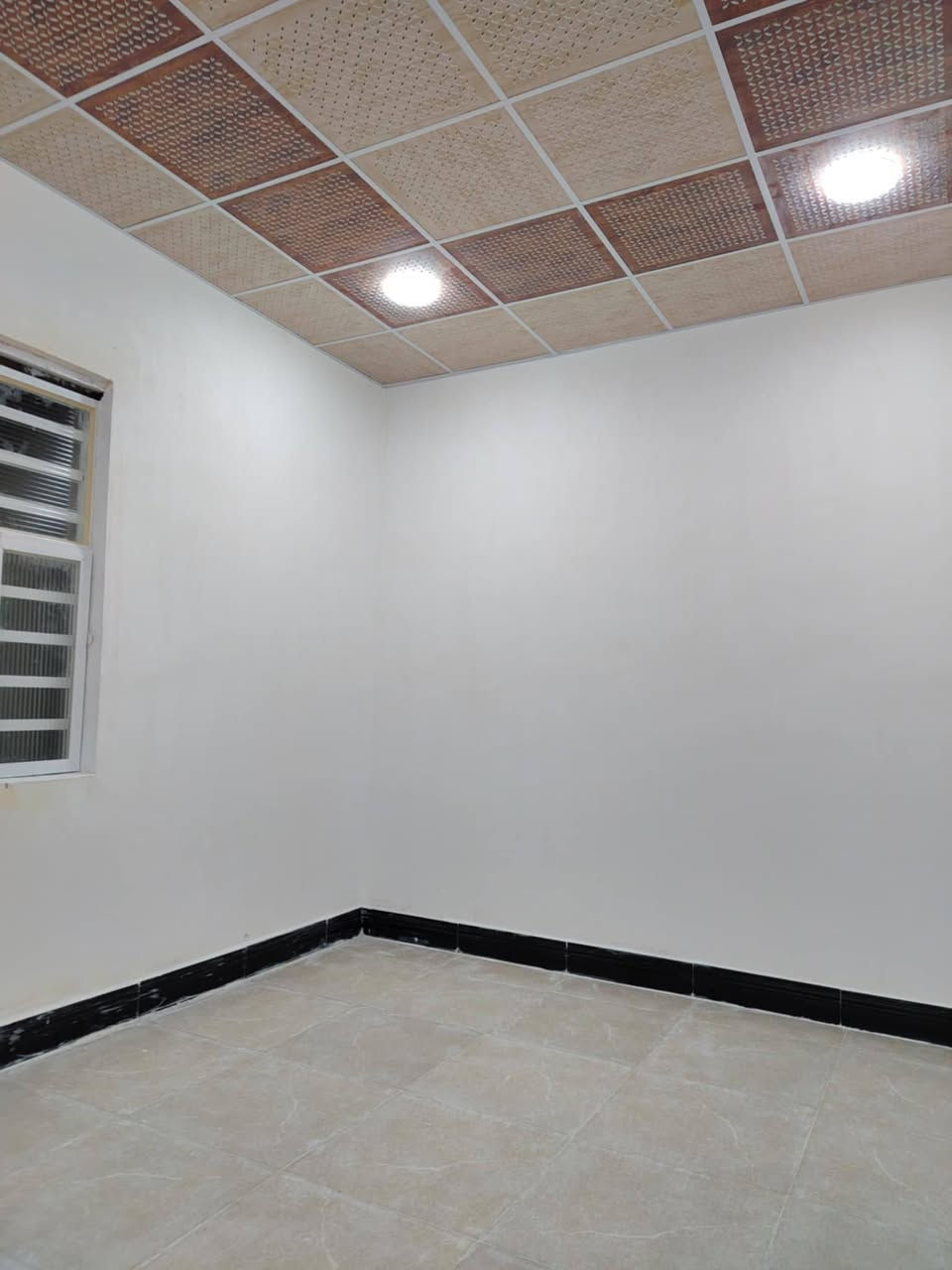 للبيع بيت مساحه ١٠٠ متر طابو زراعي مجمع الجوادين السكني منطقه سيد حبوب وكل الخدمات متوفره سند ٢٥ ومداور سهم بطابو شغل درجه اولى اساس كونكريت مكون من غرفه وصاله ومطبخ وصحيات وبراني ومناور وصحيات خارجيه وداخليه سقوف ثانويه اناره ليليه كهرباء ماي شوارع مرتبه ضوئي *********** كامل المواصفات جاهز للسكن شغل جديد السعر ٢٨ مليون وبيه مجال للشراي ارضيه بورسلين سيراميك كامل
