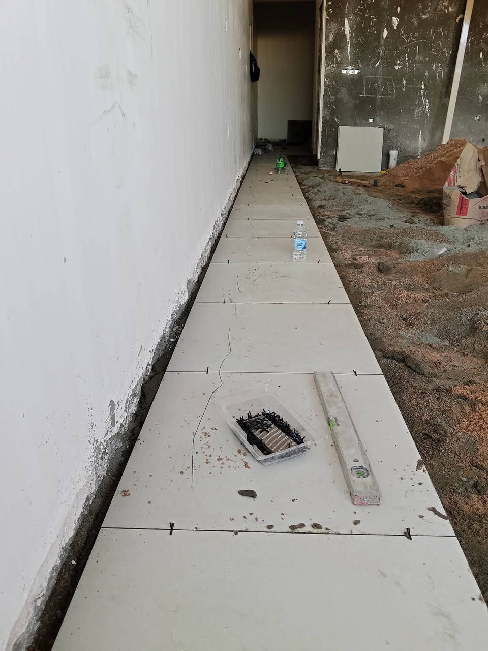 كادر مصرى لتركيب البورسلين والمرمر والبايات والكاشى والجدران والالواح شغل درجه اولى التزام بالعمل للتواصل ***********
