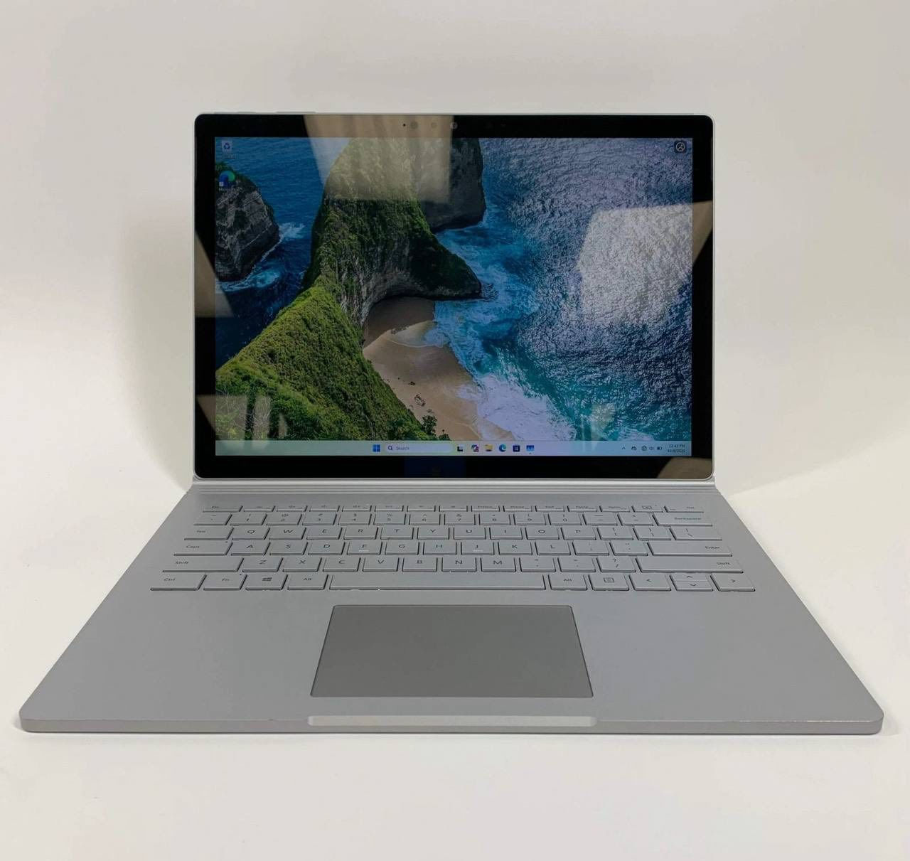 ✨ وصل جهاز – Microsoft Surface Book 2 | Core i5 ✨
قطعة قوية، خفيفة، وتتحول تابلت ولابتوب بنفس الوقت 🔥

💻 المواصفات:
• المعالج: Intel Core i5
• الرام: 8GB
• التخزين: 256GB SSD سريع
• الشاشة: 13.5 إنش لمسية – قابلة للفصل
• كارت الشاشة: Intel UHD – مناسب للدراسة، الشغل، والمونتاج الخفيف
• البطارية: تدوم ساعات طويلة

💥 مميزات السيرفس بوك 2:
– شاشة رائعة ودقة ألوان ممتازة
– أخف من أغلب المنافسين
– يتحول تابلت بالكامل
– جودة تصنيع عالية جداً

💥 عرض تكنو ماستر:
• فحص مجاني
• ضمان
• توصيل متوفر

📍 العنوان: الموصل – المجموعة الثقافية – شارع الحاسبات – عمارة الغانم
📞 الاستفسار:
*********** – *********** – ***********

