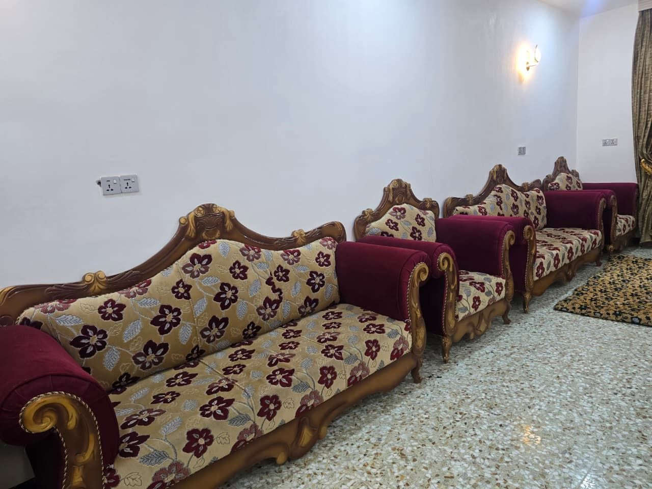 السلام عليكم تخمين للبيع ٢٠ مقعد مابي ضرر المكان الدبله الي يحب يستفسر يتصل على الرقم***********
