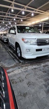 لاندكروزر • ٢٠١١ • ماشيه ٣٠٠ الف