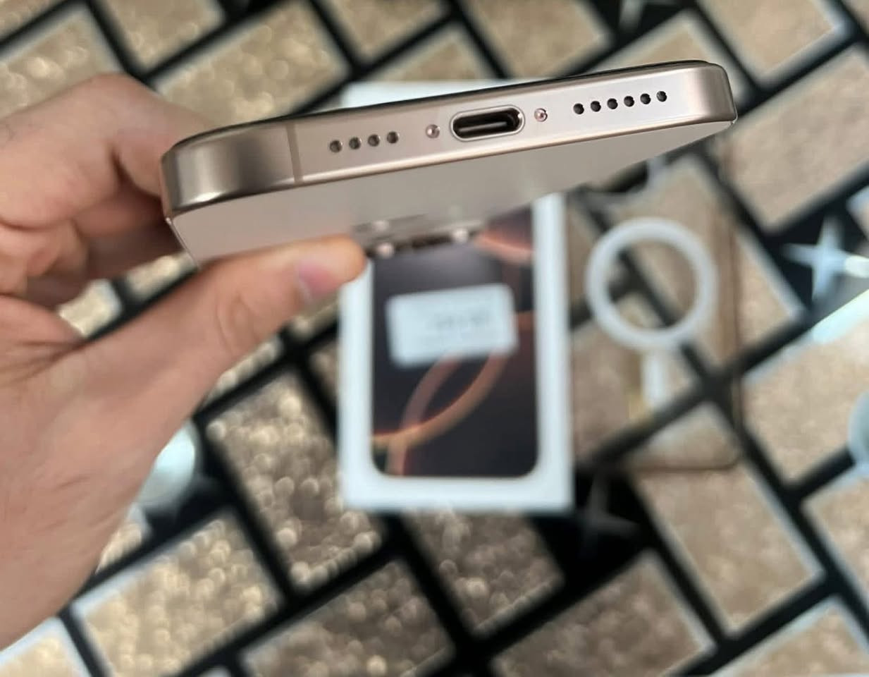 سلام عليكم آيفون 16برو ماكس شرق اوسط بطارية 100عدد دورات 120جهاز مكفول زلغ مابيه سعر مليون 550وبيه مجال***********  محور 17
