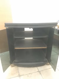 كومودي صغير • سطح دوار • أبواب زجاج